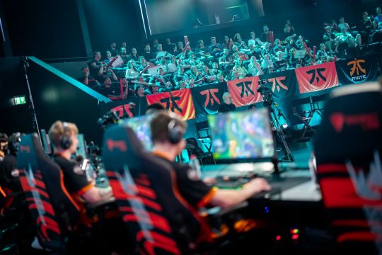 皮球贴地穿 皮球贴地穿